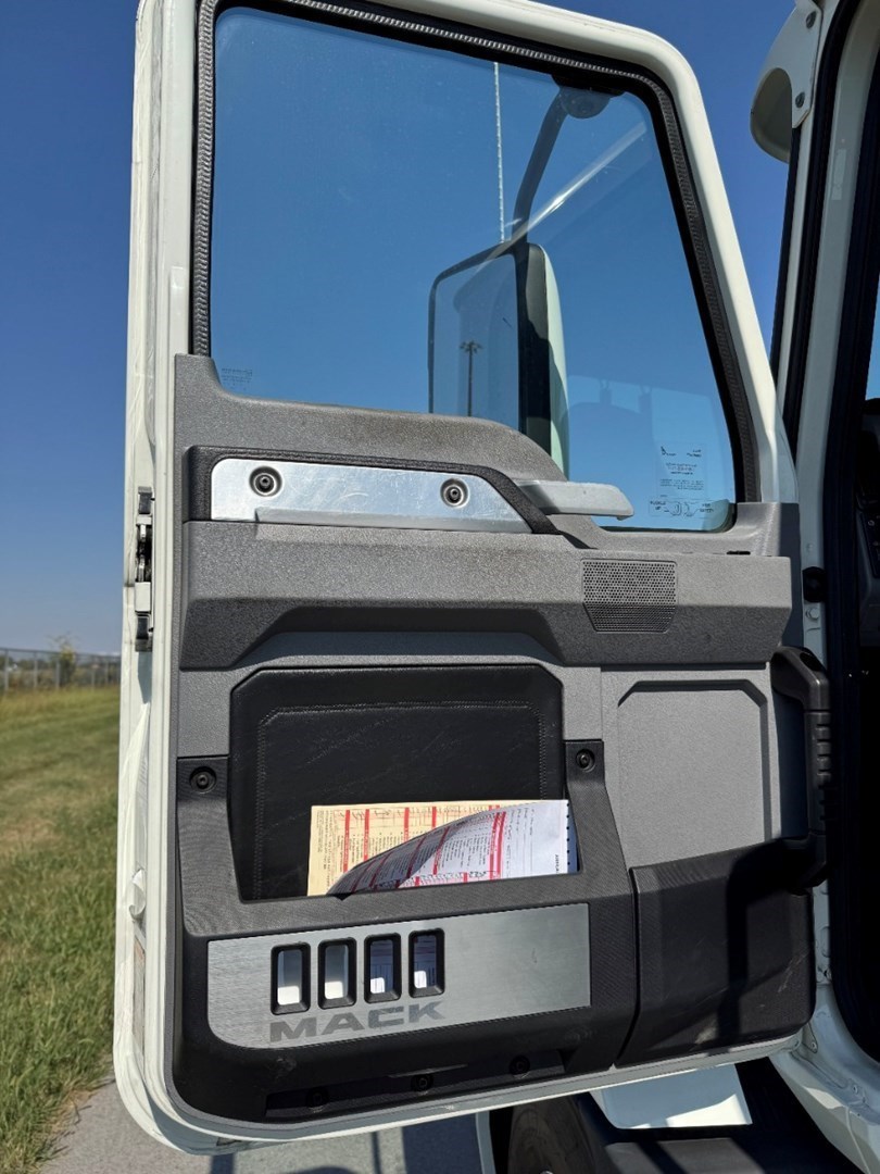 2022 MACK AN64T - USED TRUCKS DAY CAB - image 11